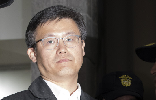 재판에 넘겨지는 정호성 전 비서관      (서울=연합뉴스) 윤동진 기자 = 청와대 문건유출 등 혐의로 구속된 정호성 전 청와대 부속비서관이 20일 새벽 검찰 조사를 받은 뒤 서초동 서울중앙지검을 나와 호송차에 오르고 있다.      '국정농단' 의혹을 수사해 온 검찰 특별수사본부는 최순실 씨와 안종범 전 청와대 정책조정수석, 정 전 청와대 부속비서관을 20일 기소한다. 2016.11.20      mon@yna.co.kr  (끝)